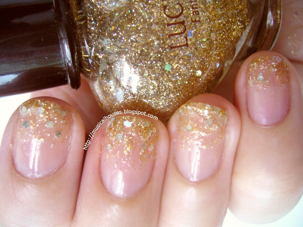 Christmas Glitter Nails
 Simple Gold Glitter Gra nt Christmas Nails of Faces