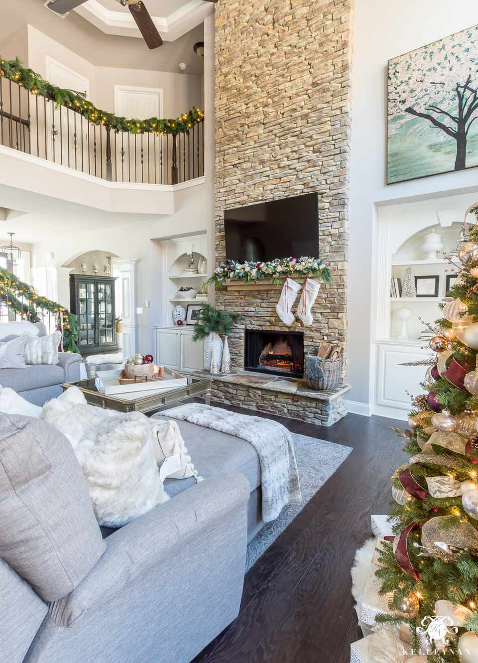 Christmas Living Room Ideas
 21 Beautiful Ways to Decorate the Living Room for Christmas