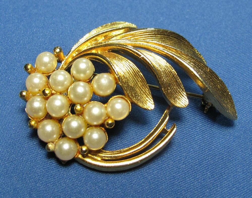 Circle Pins
 Vintage ANJ Faux Pearl Cluster Leaf Circle Glossy Goldtone