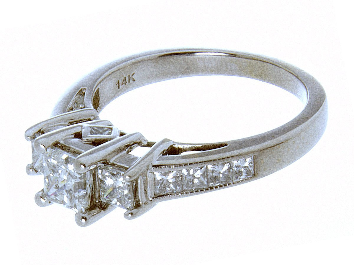 Craigslist Diamond Rings
 2 00ct Diamond Three Stone Engagement Ring – Chicago