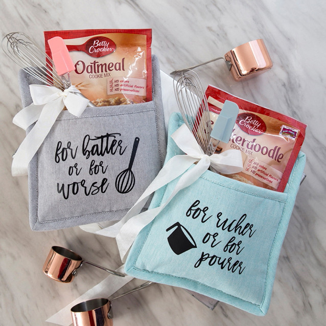 Cricut Wedding Gift Ideas
 These DIY Cake Mix Pot Holder Gifts Are Just Adorable