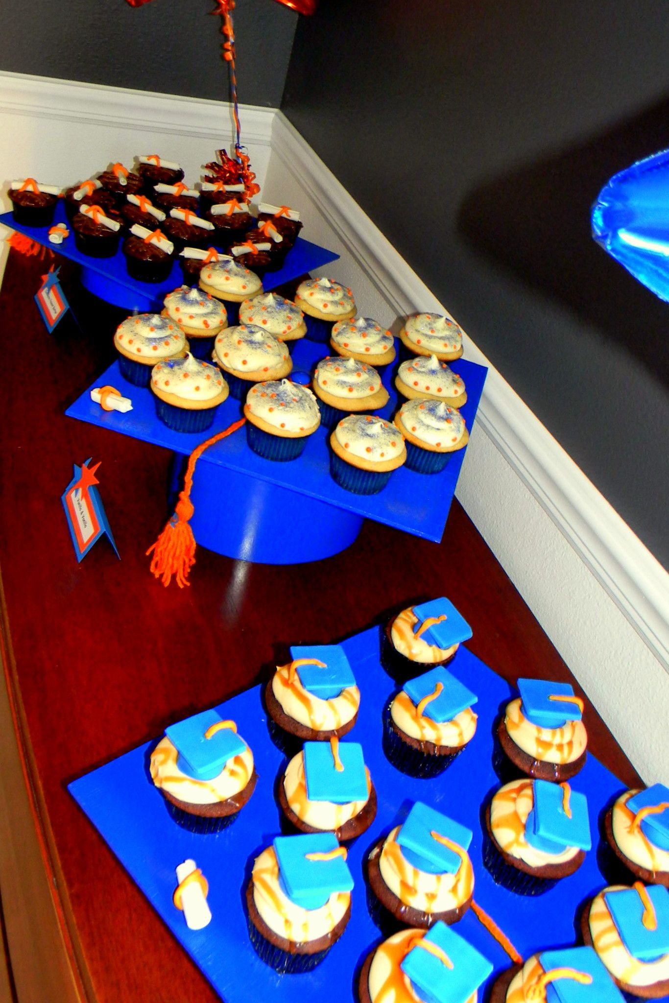 Cupcake Decorating Ideas Graduation Party
 Graduation Cap Cupcake Display