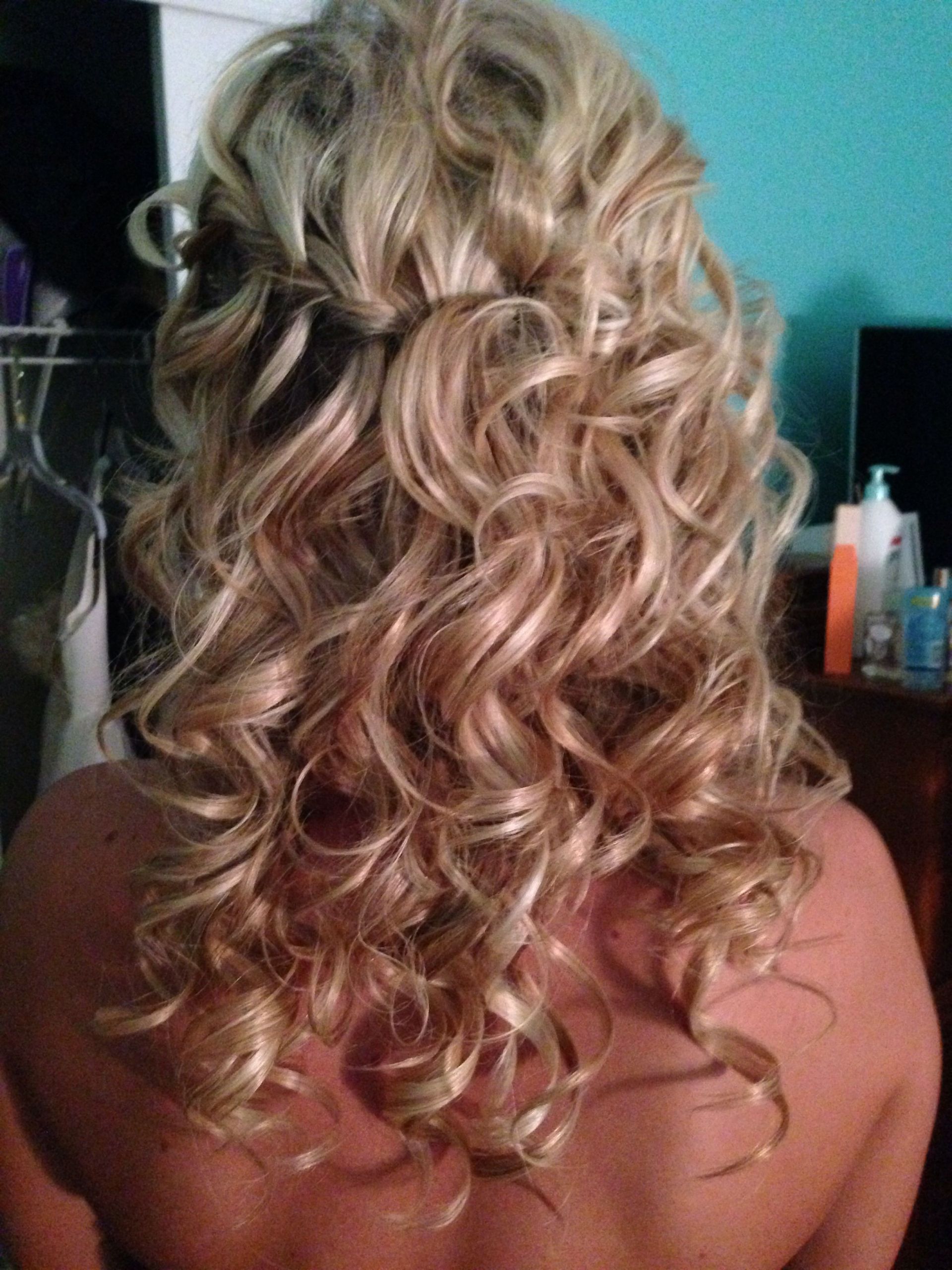 Curled Hairstyles For Bridesmaids
 Bridesmaid hairstyle down and curly