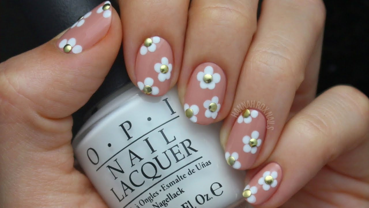 Daisy Toe Nail Art
 Cute Studded Daisy Nail Art