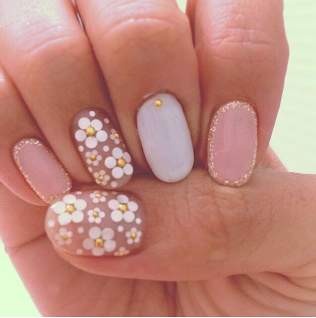 Daisy Toe Nail Art
 Pale Daisy Nails