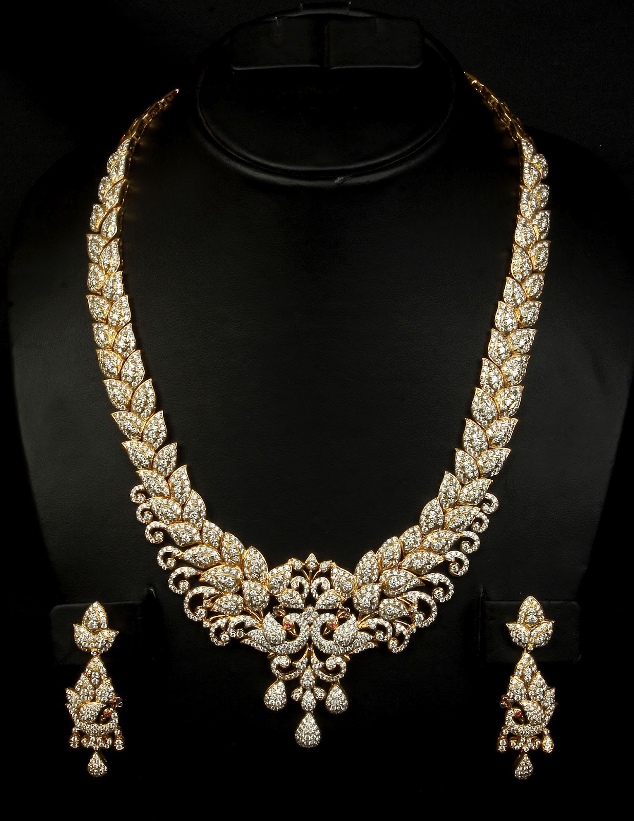Diamond Necklace Sets
 MALAR WORLD Vummidiars Diamond Necklace Set Models