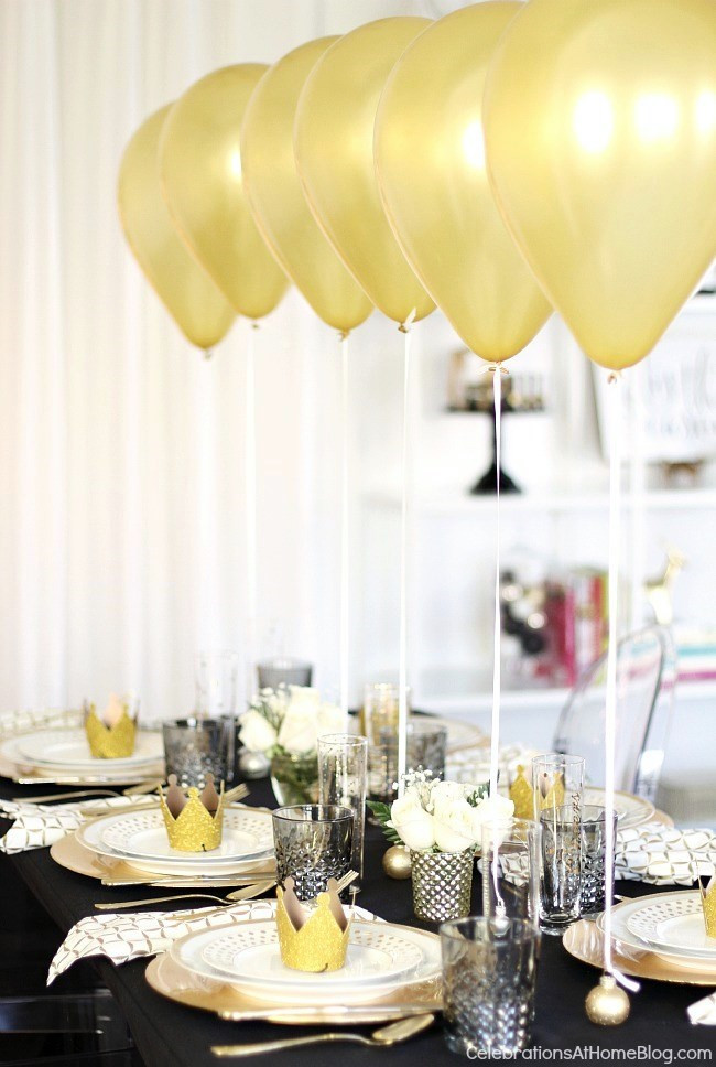 Dinner Party Ideas For 12
 Holiday Table Setting with Balloons Centerpiece