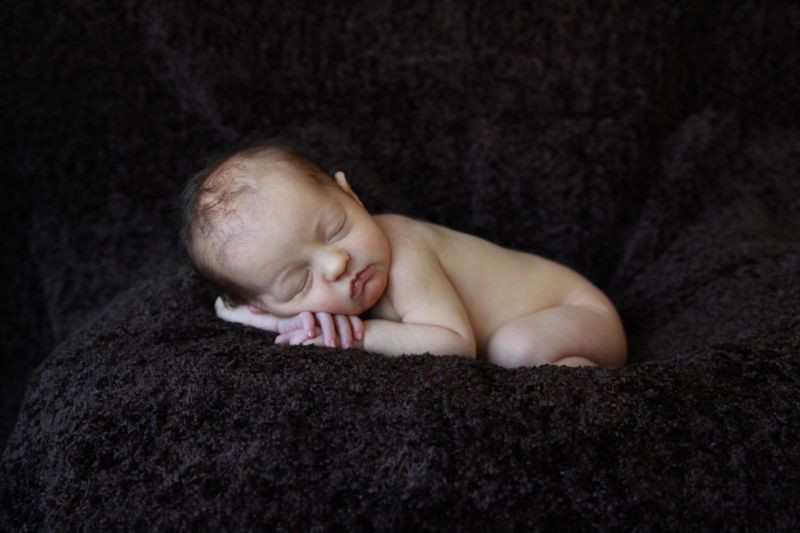 DIY Baby Photo Shoot
 how to take newborn photos at home DIY baby photoshoot