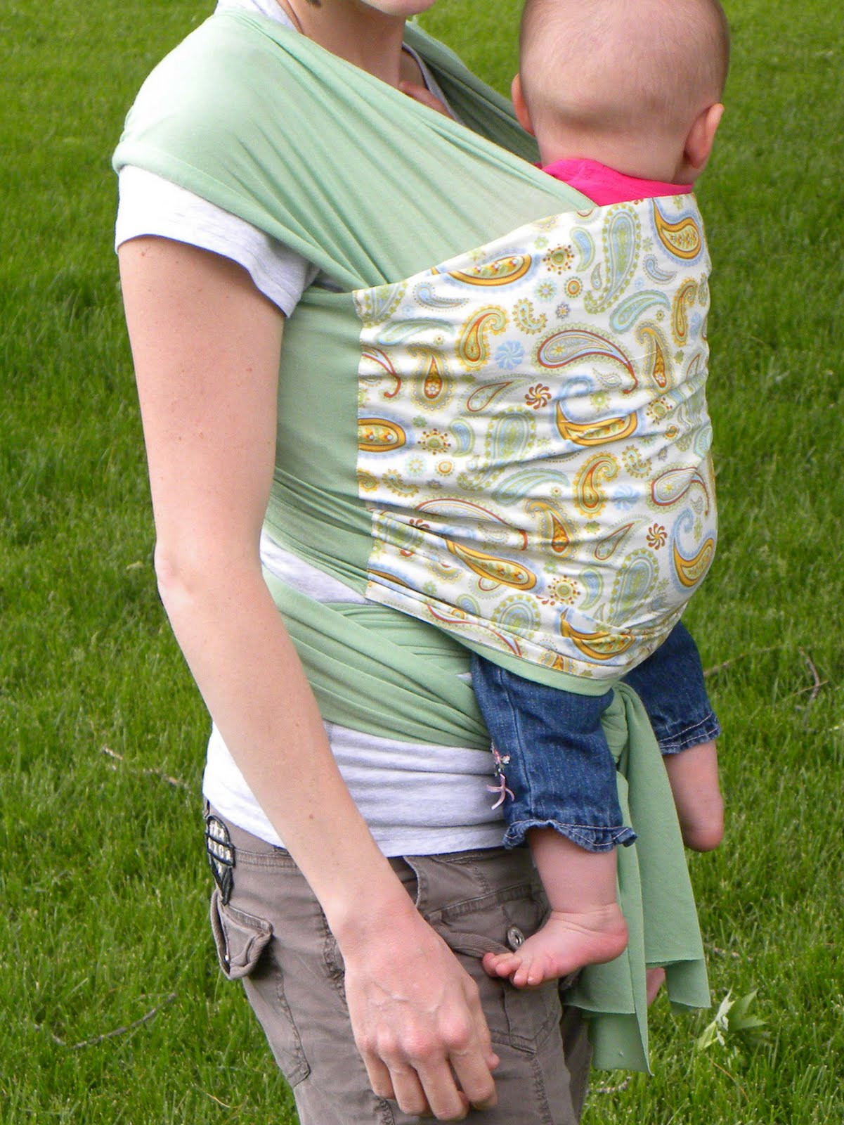 DIY Baby Sling
 25 Adorable & Easy to Make Baby Accessories
