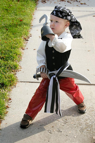 Diy Child Pirate Costume
 Itty Bitty Halloween Ideas DIY Pirate Costumes For Kids