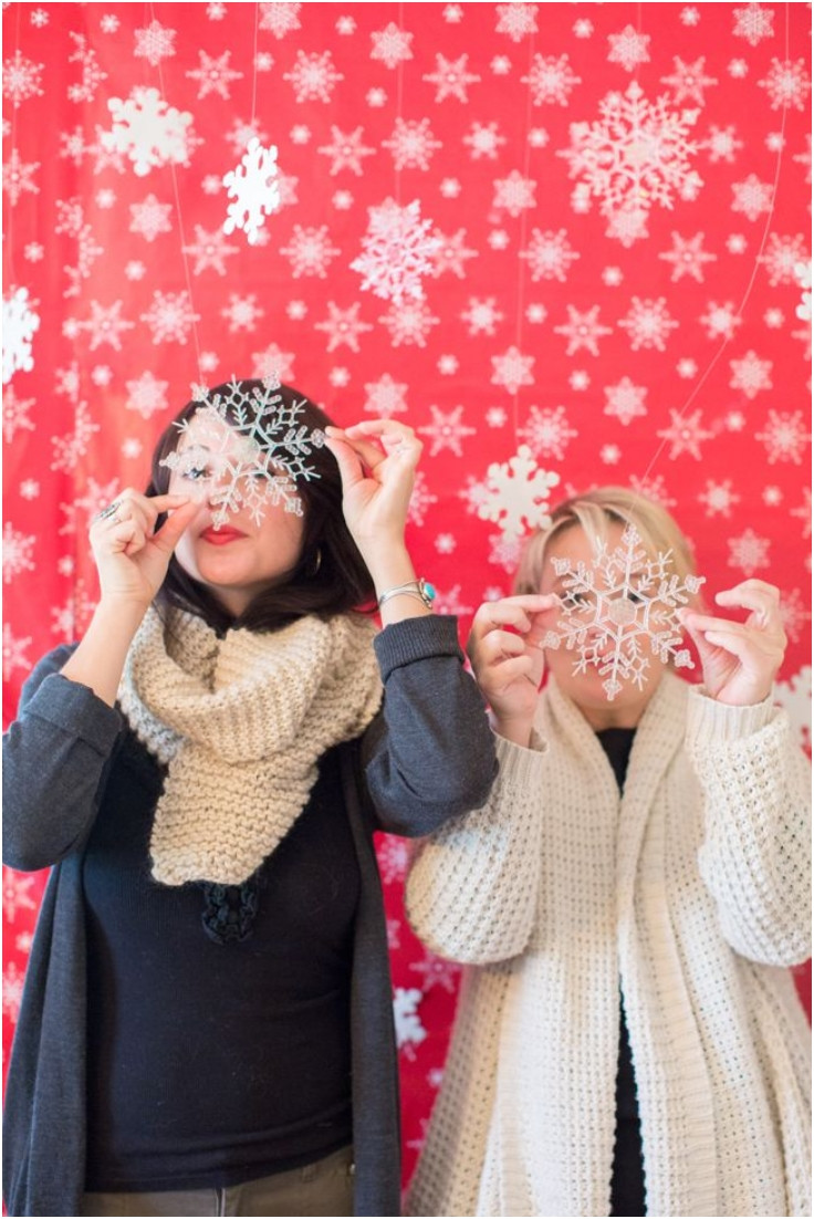 DIY Christmas Backdrop
 Top 10 Fun DIY booth Backdrops For A New Year’s Eve