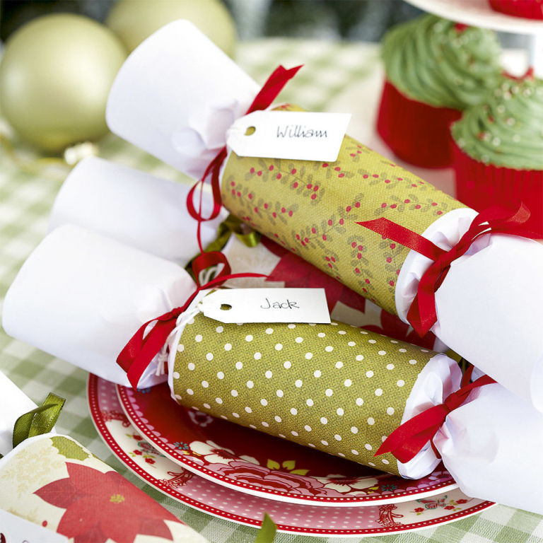 DIY Christmas Cracker
 Make Homemade Christmas Crackers For The Whole Family