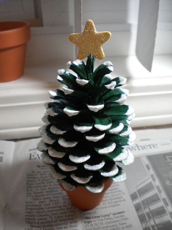 DIY Christmas Tree Cone
 DIY Pine Cone Christmas Tree