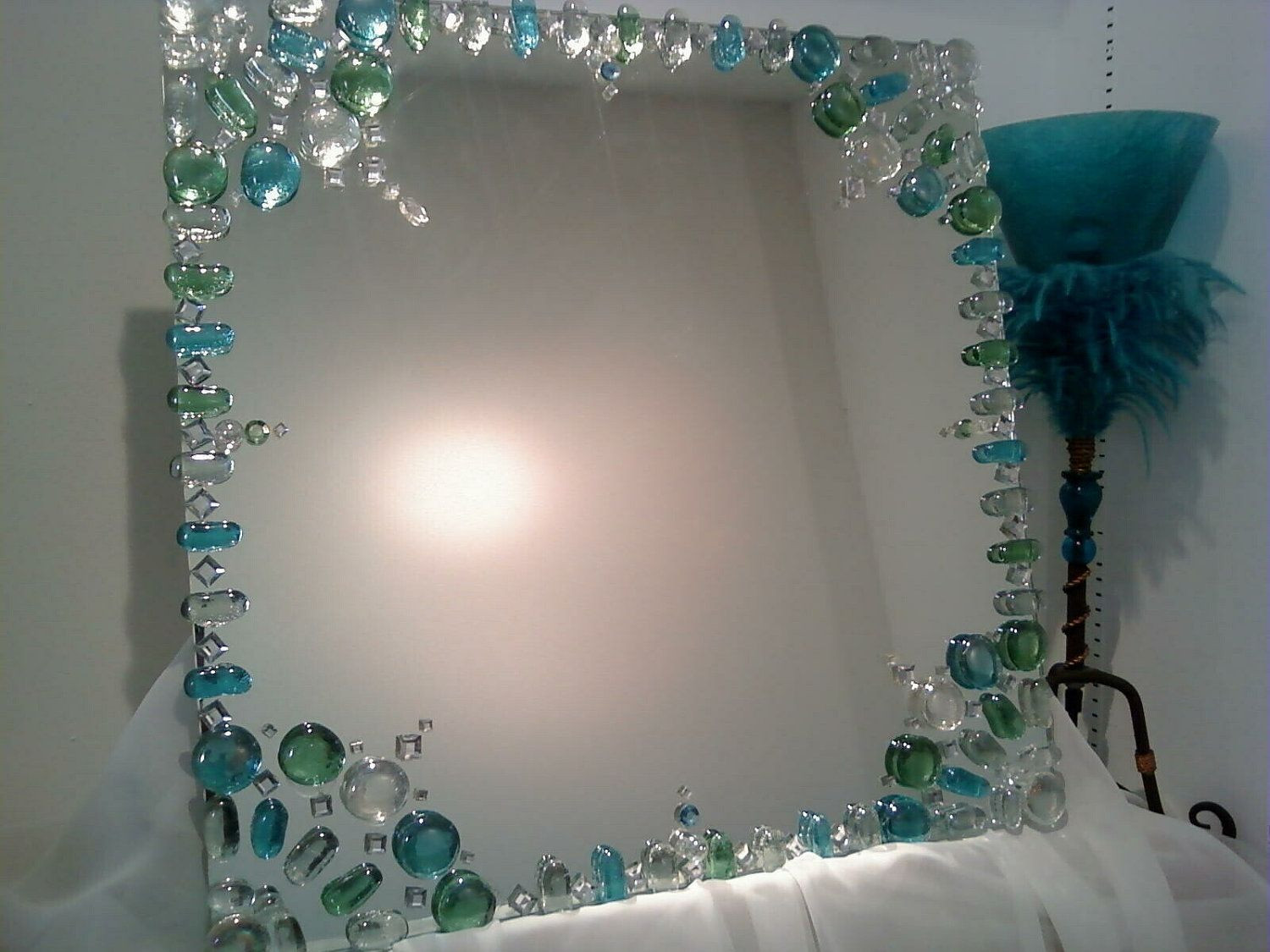 DIY Decorate Mirror Frame
 Mirror design idea decorating the edge with gems instead