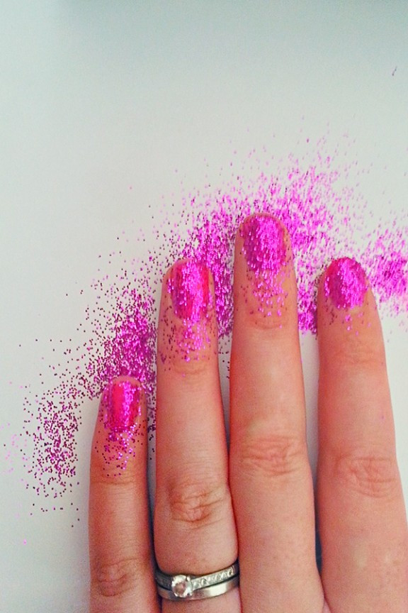Diy Glitter Nails
 DIY Tutorial Glitter Gel Manicure · Rock n Roll Bride