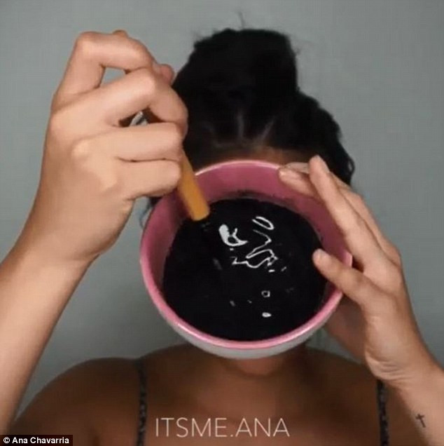 DIY Glue Face Mask
 Beauty blogger creates DIY face mask out of charcoal and