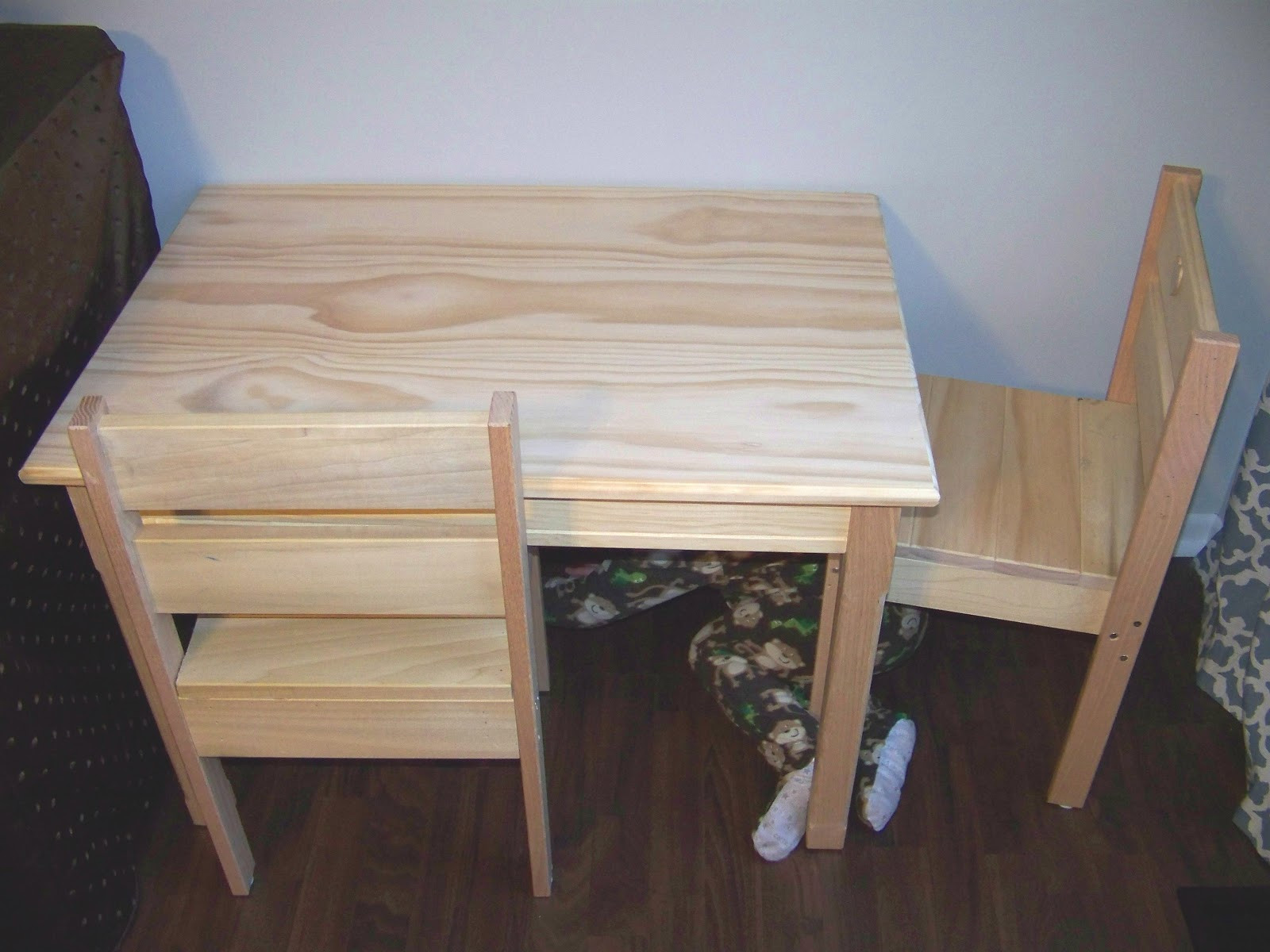 DIY Kids Table
 Baby Bear Necessities DIY Kid size Table & Chairs