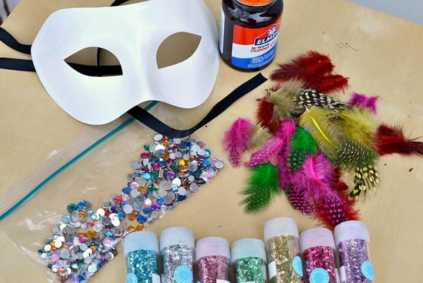 DIY Masquerade Mask Ideas
 DIY decorated masquerade mask you can make in minutes