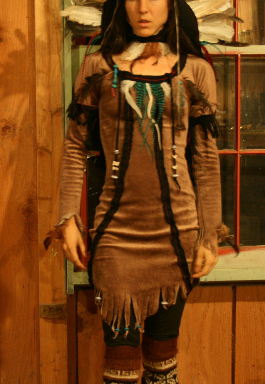 DIY Native American Costume
 The Öko Box EcoWeen DIY Native American Costume