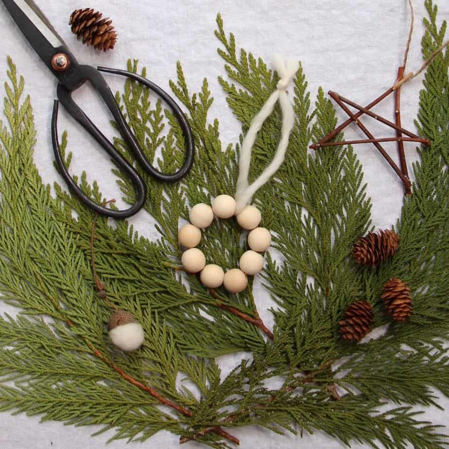 DIY Nature Decor
 Easy DIY Natural Christmas Decorations A Round Up of