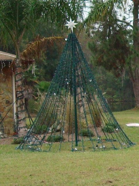 DIY Outdoor Christmas Light Tree
 Yard Christmas Tree out of lights
