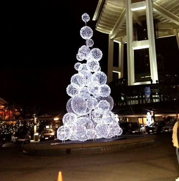 DIY Outdoor Christmas Light Tree
 Huge Christmas tree ideal for mercial areas like malls