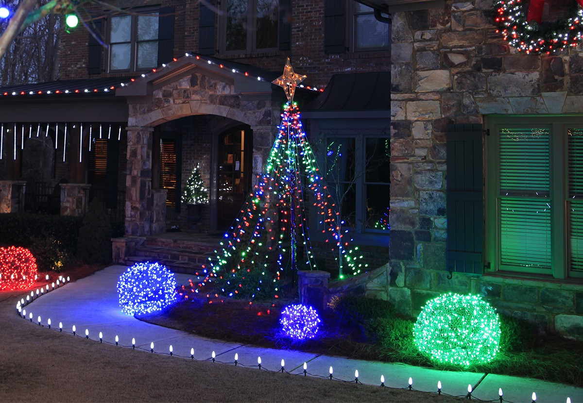 DIY Outdoor Christmas Light Tree
 Outdoor Christmas Yard Decorating Ideas