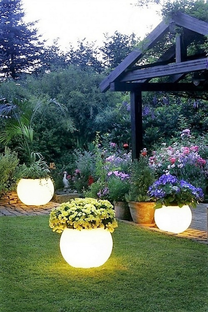 DIY Outdoor Lamps
 DIY Garden Decorating Project Ideas