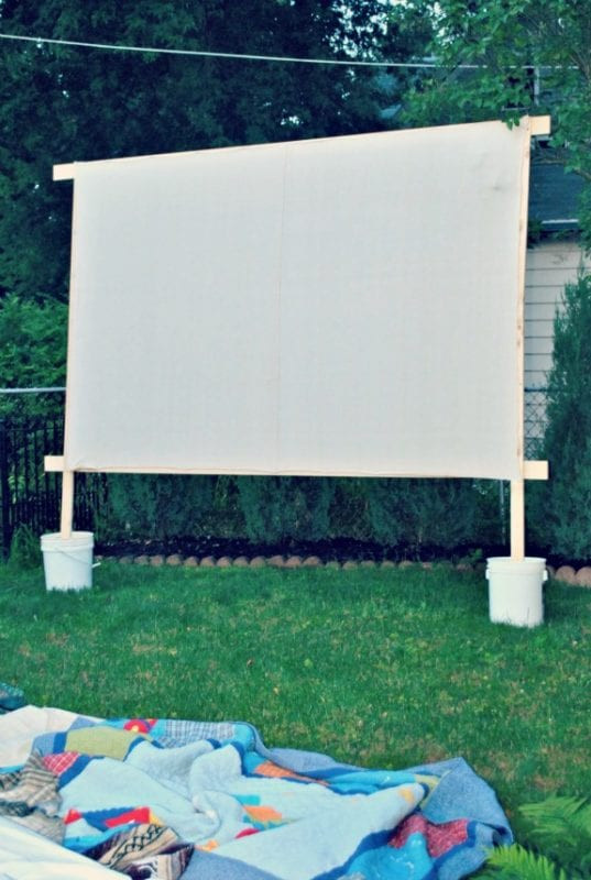 DIY Outdoor Movie Screen
 EveJulien 25 DIY Outdoor Furniture and Decor Projects