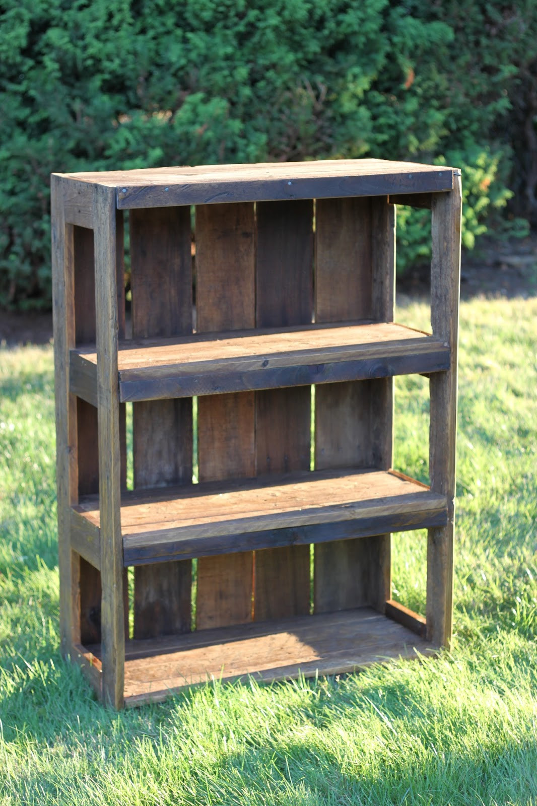 DIY Pallet Wood Projects
 Made with Love that Can be Felt DIY Pallet Bookshelf 