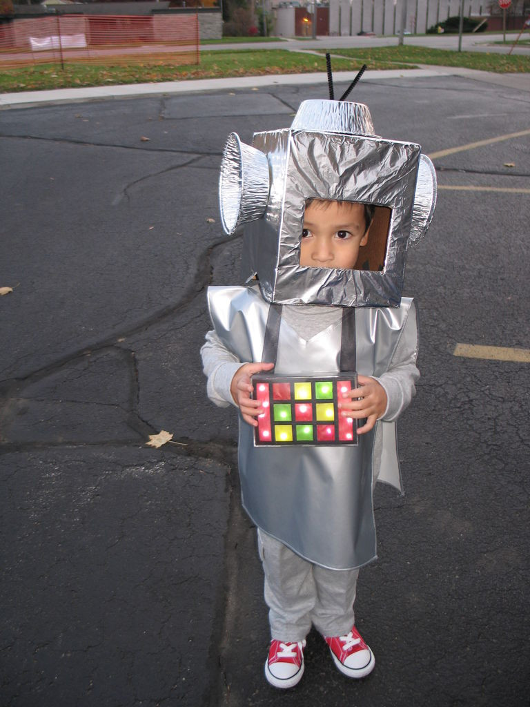 DIY Robot Costume Toddler
 Robot Costume for Kids 4 Steps