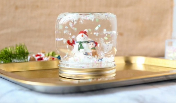 DIY Snow Globes For Kids
 DIY Snow Globes with Video ⋆ Sugar Spice and Glitter