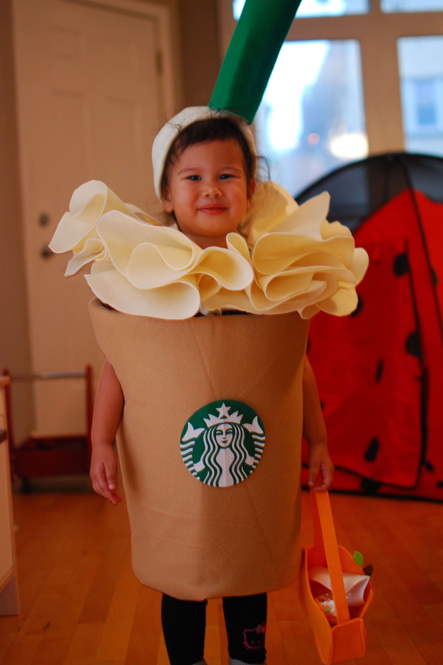 DIY Starbucks Frappuccino Costume
 DIY costume Starbucks frappuccino
