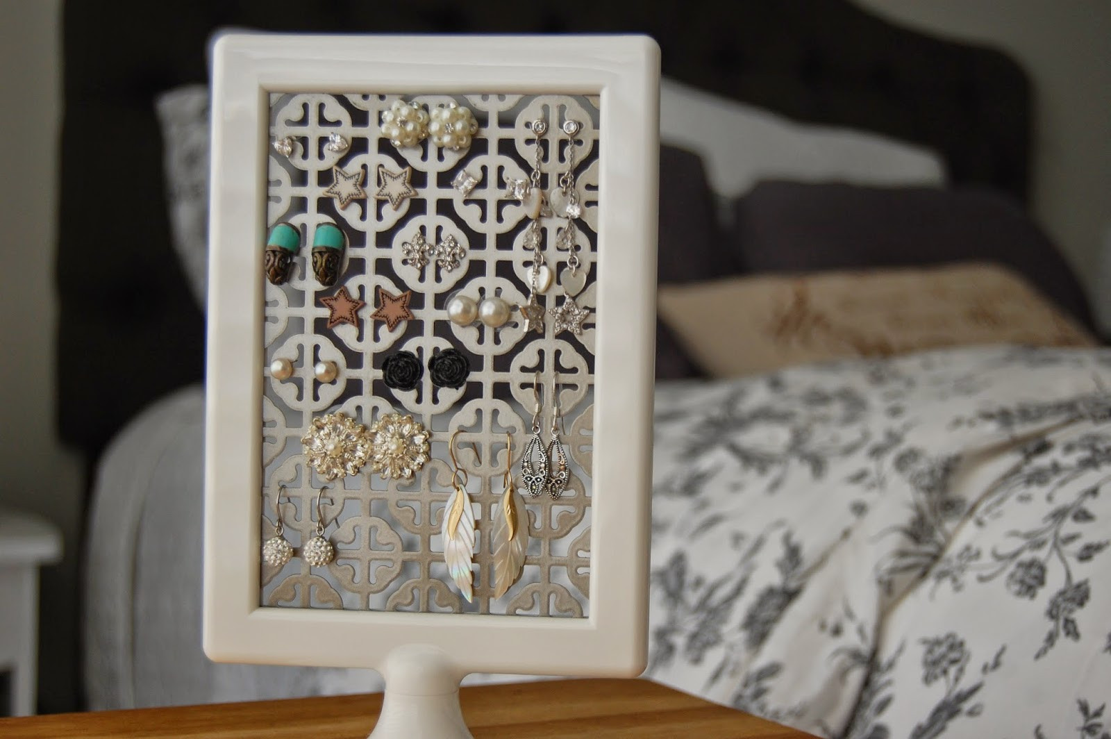 DIY Stud Earring Organizer
 DIY Stud Earring Holder