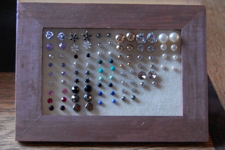 DIY Stud Earring Organizer
 Weekend DIY a cute way to display your earrings