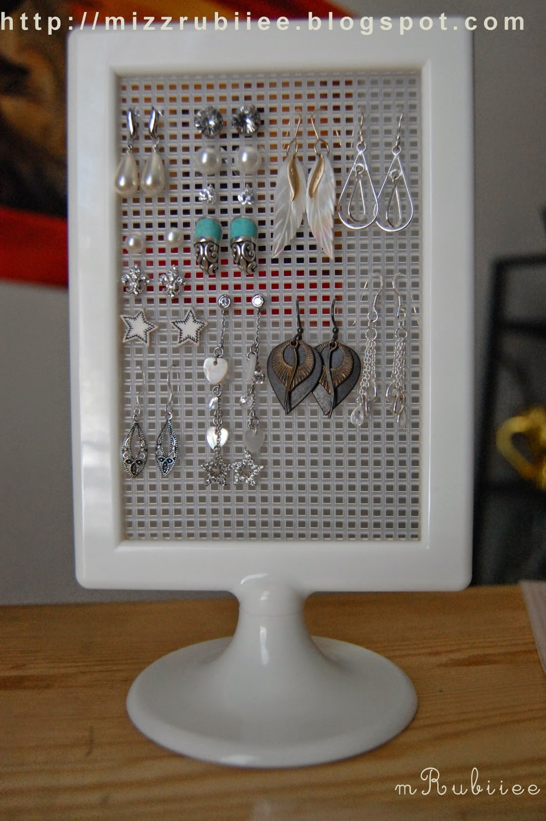 DIY Stud Earring Organizer
 DIY Stud Earring holder