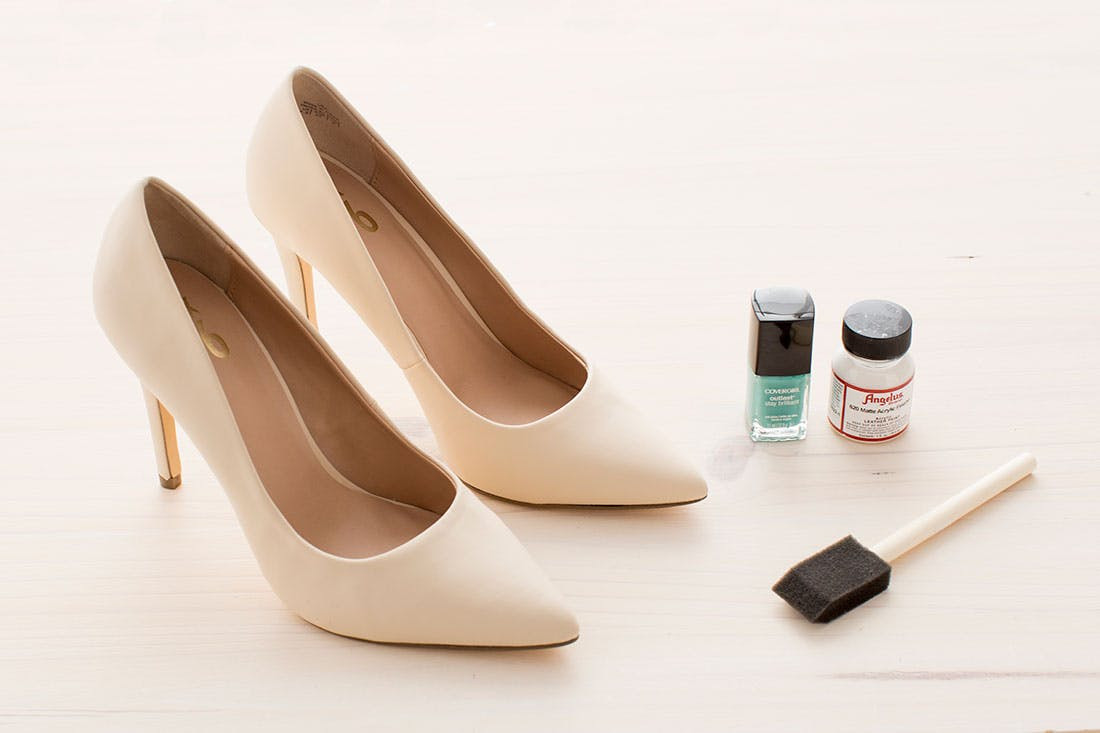 Diy Wedding Shoes
 2 Quick Easy DIY Ways to Customize Your Wedding Day