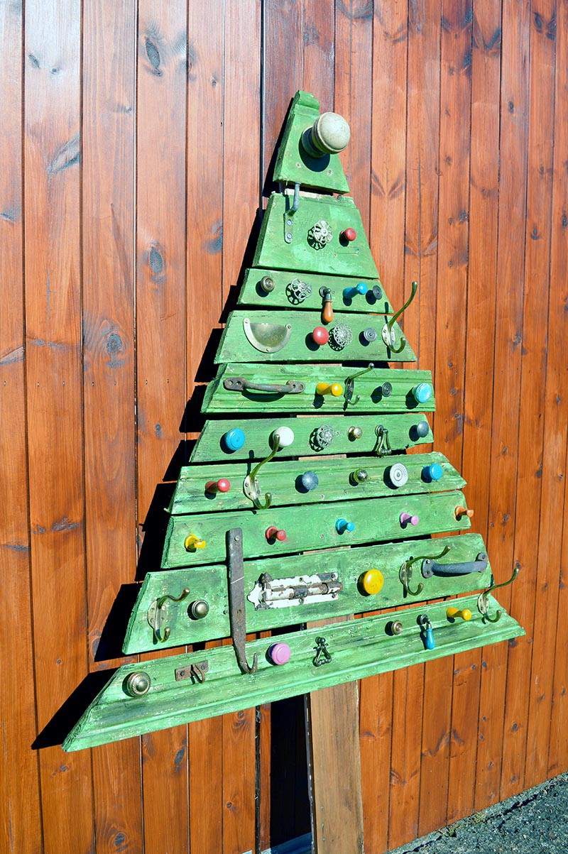 DIY Wood Christmas Decorations
 Unique DIY Wooden Christmas Tree With Knobs Pillar
