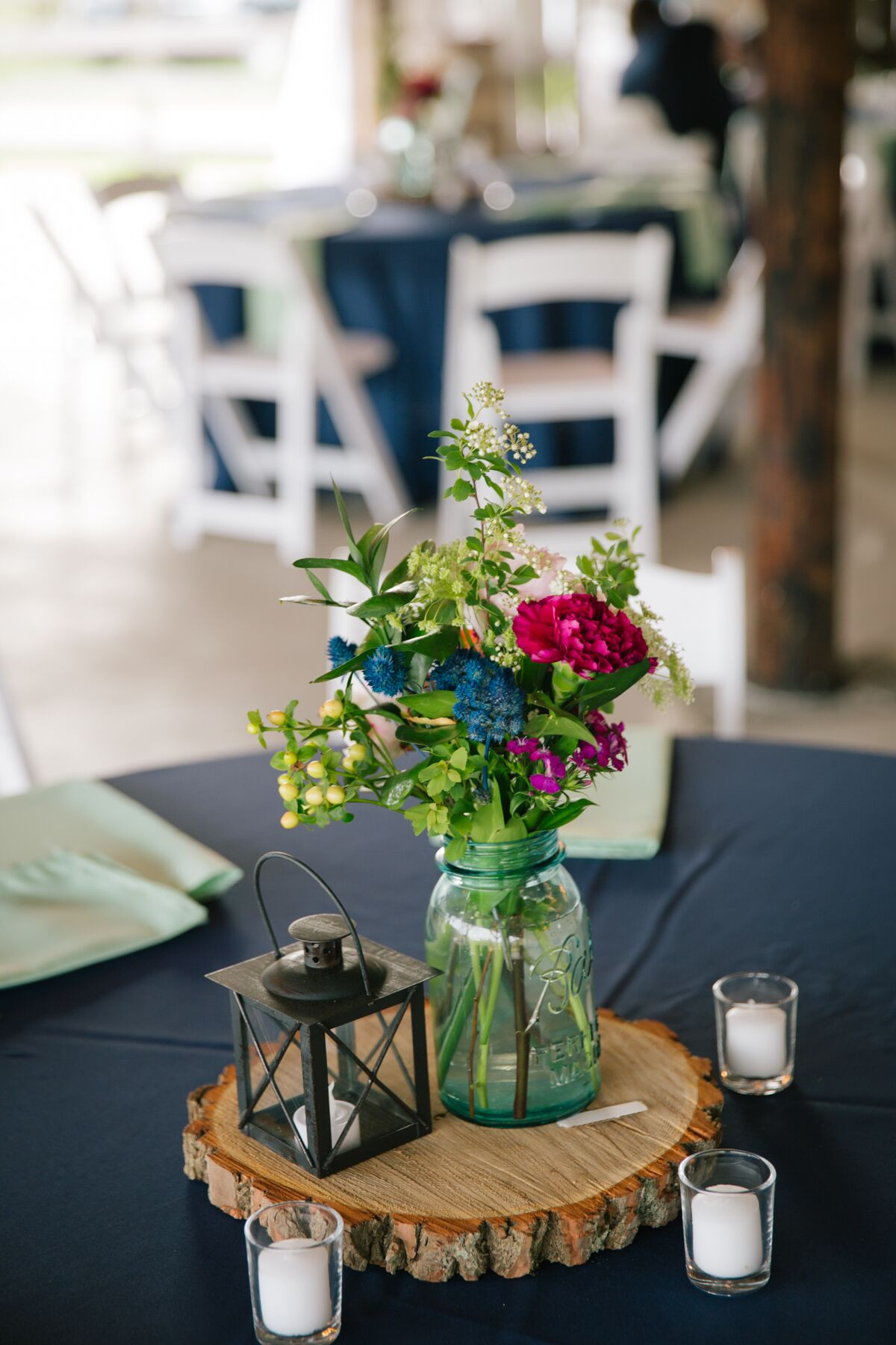 DIY Wood Slab Centerpieces
 DIY Wooden Slab Centerpieces With Jars and Flowers