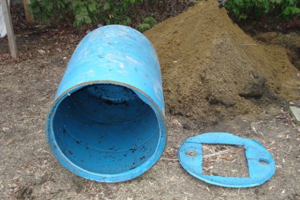 Dog Poop Composter DIY
 7 Extreme Dog & Cat DIY Projects for Your Backyard