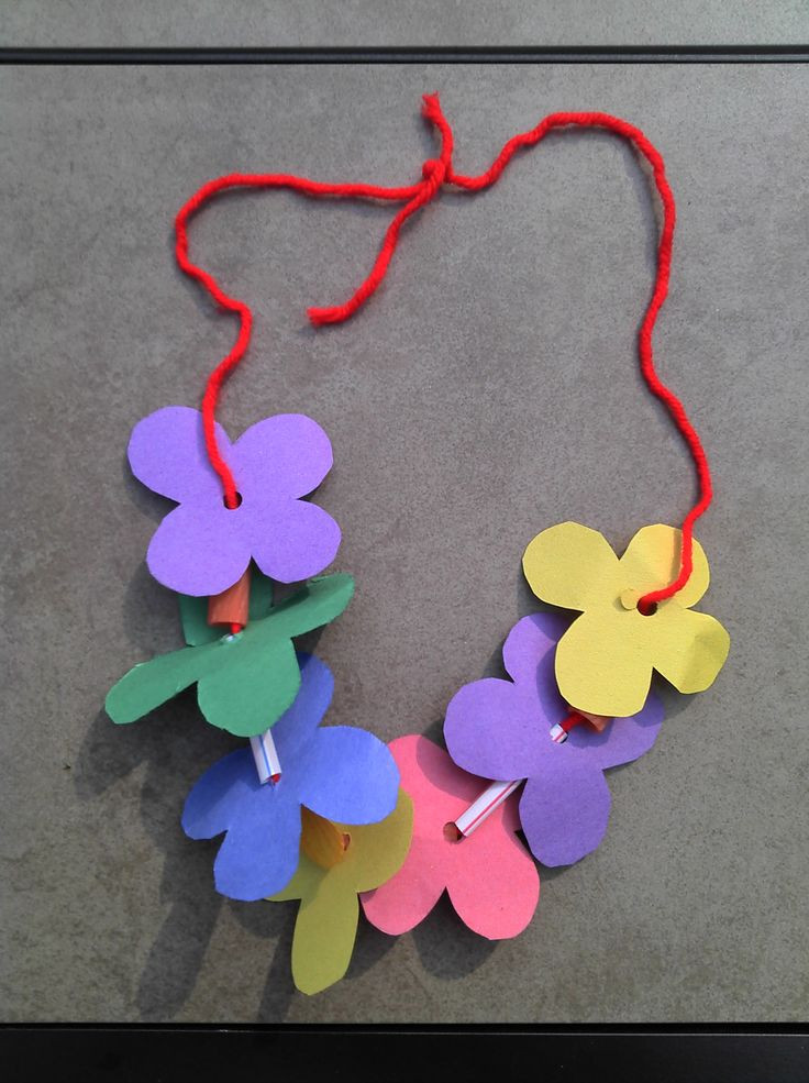 Easy Preschool Craft
 Lei Can be made with construction paper yarn & solid