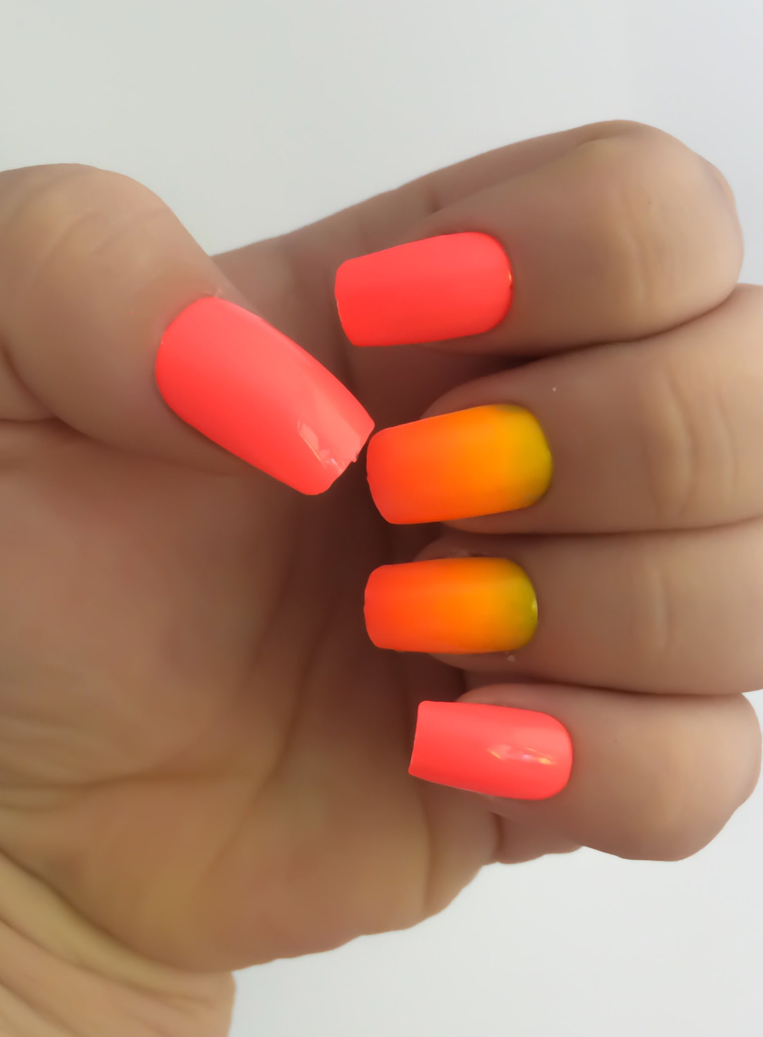 Ногти яркие оранжевые однотонные