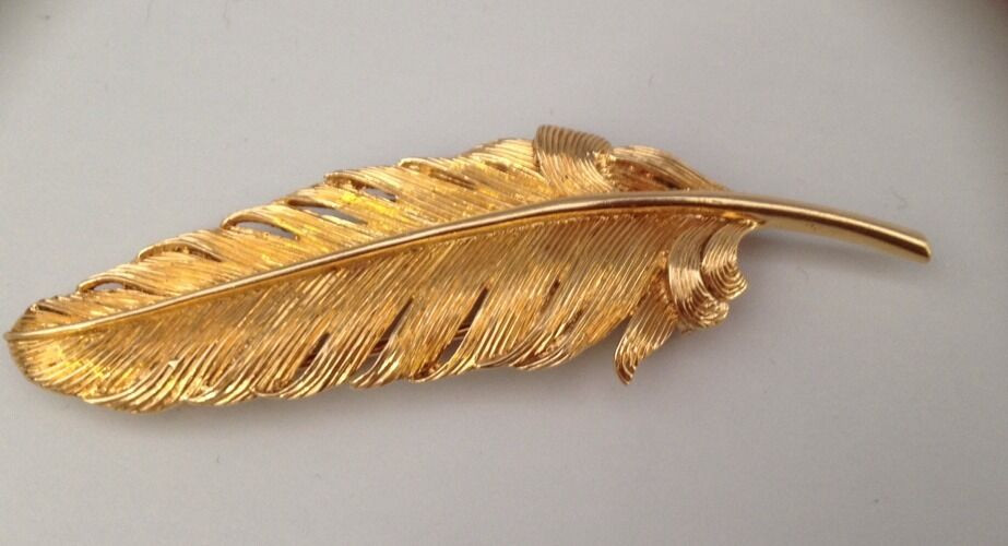 Feather Brooches
 Vintage Cartier 14k Gold Feather Pin Brooch Scarf Clip