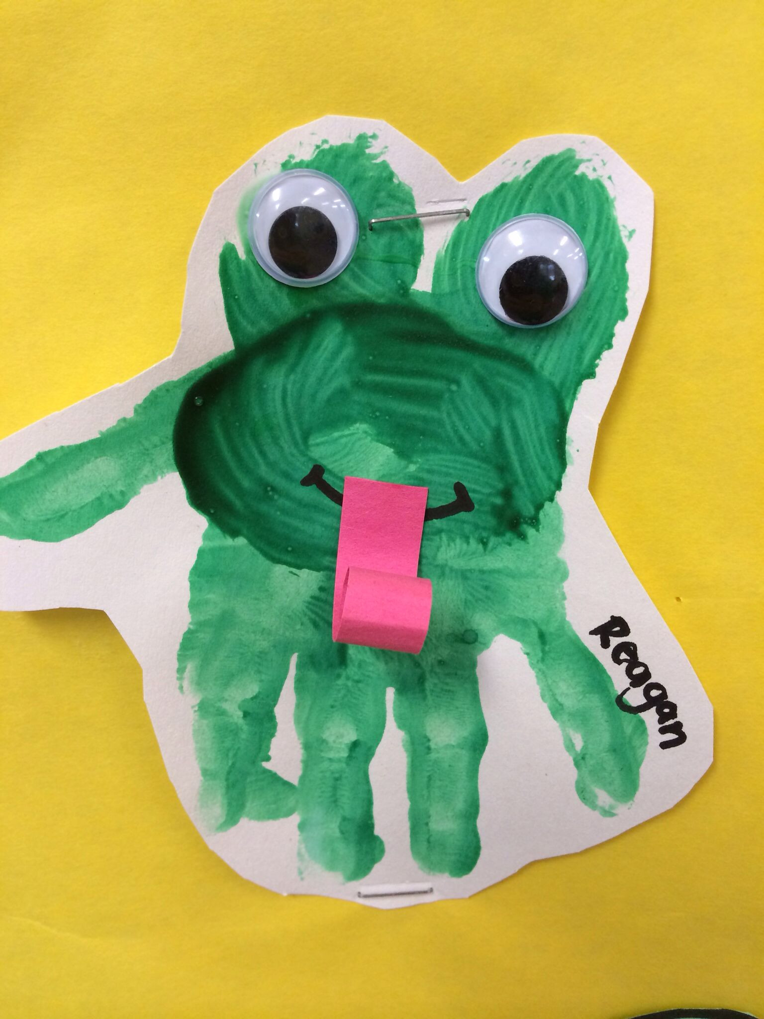 Frog Art Projects For Preschoolers
 Frog handprint toddlers preschool daycare