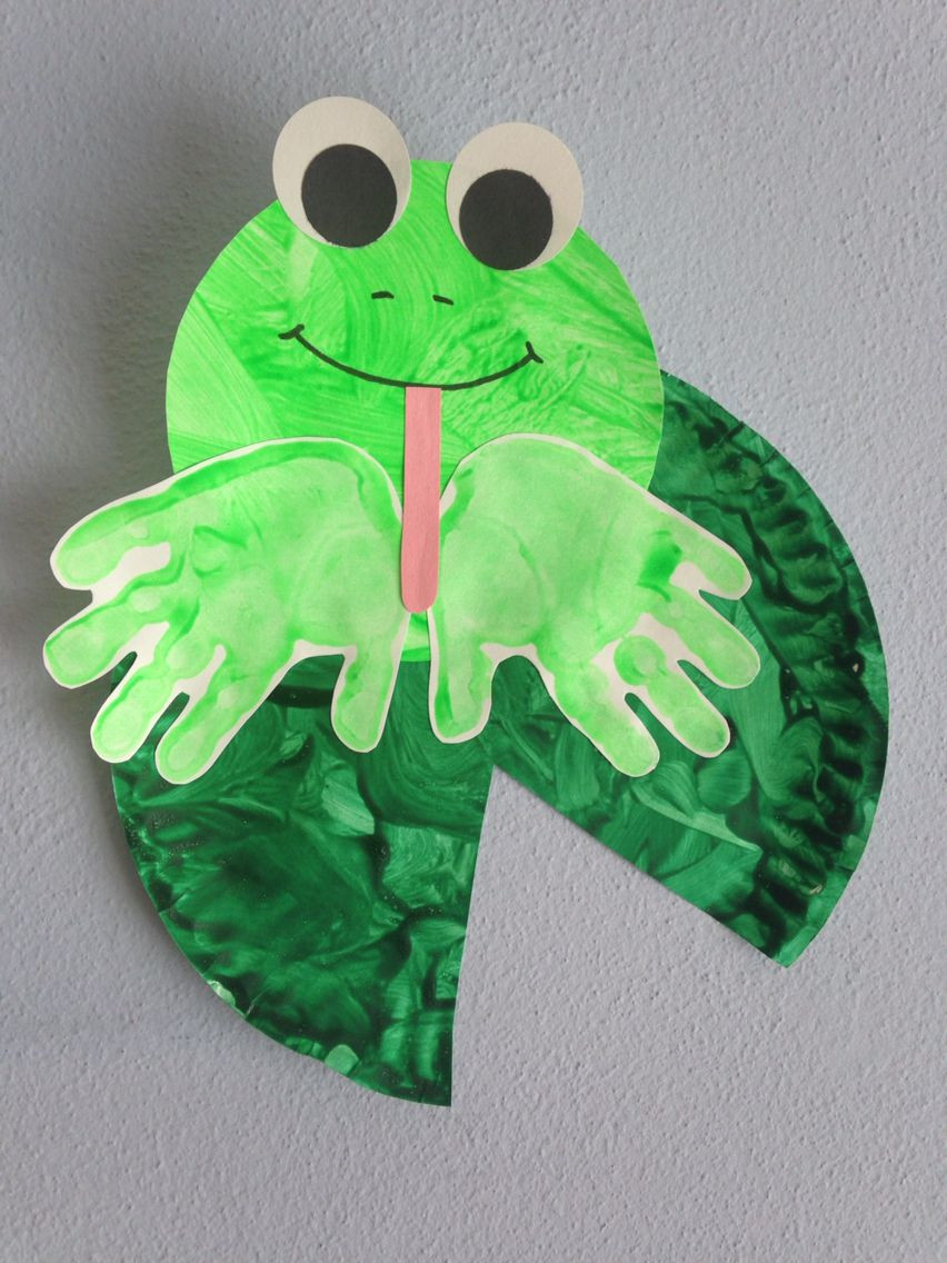 Frog Art Projects For Preschoolers
 Handprint frog with paper plate lilypad craft