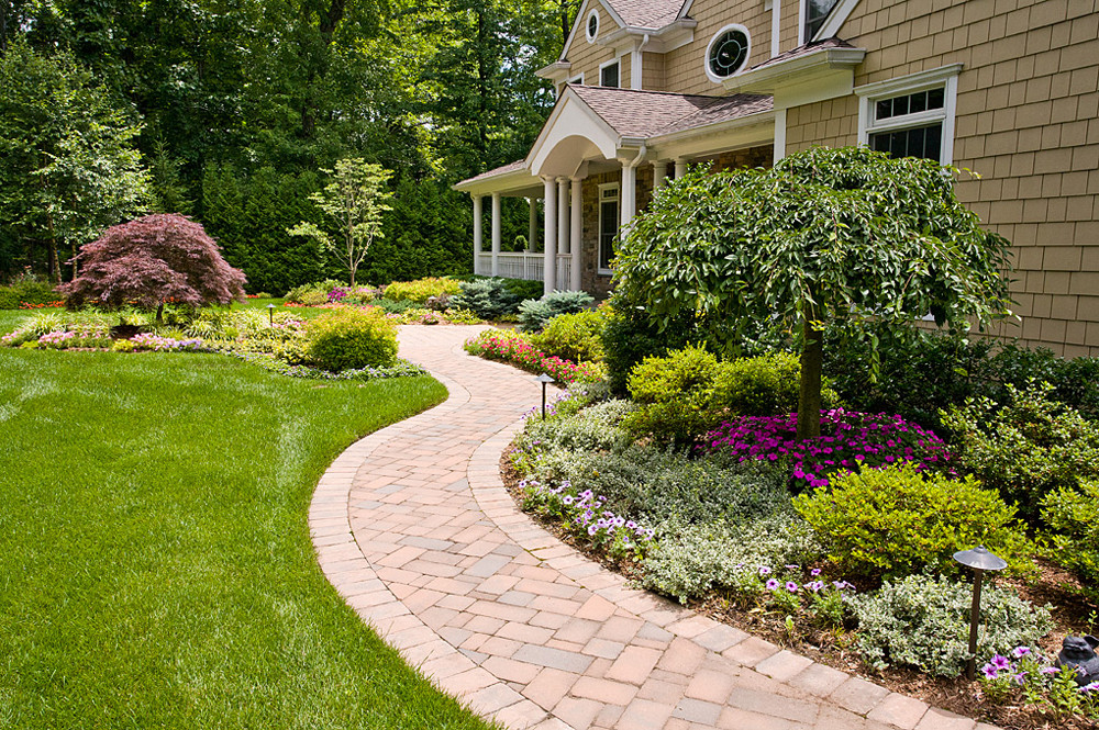 Front Yard Landscape Photos
 Dos and Don’ts of Front Yard Landscape