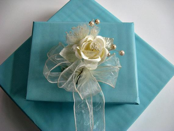 Gift Wrapping Ideas For Wedding Shower
 Gift wrap Ivory Wedding Bridal Shower bow with large ivory