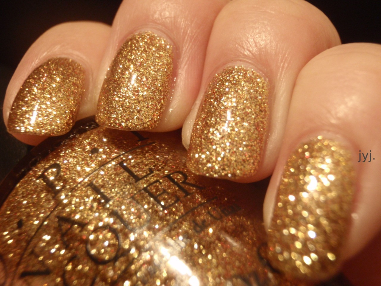 Glitter Gold Nails
 Aimless Garnet Go for the gold