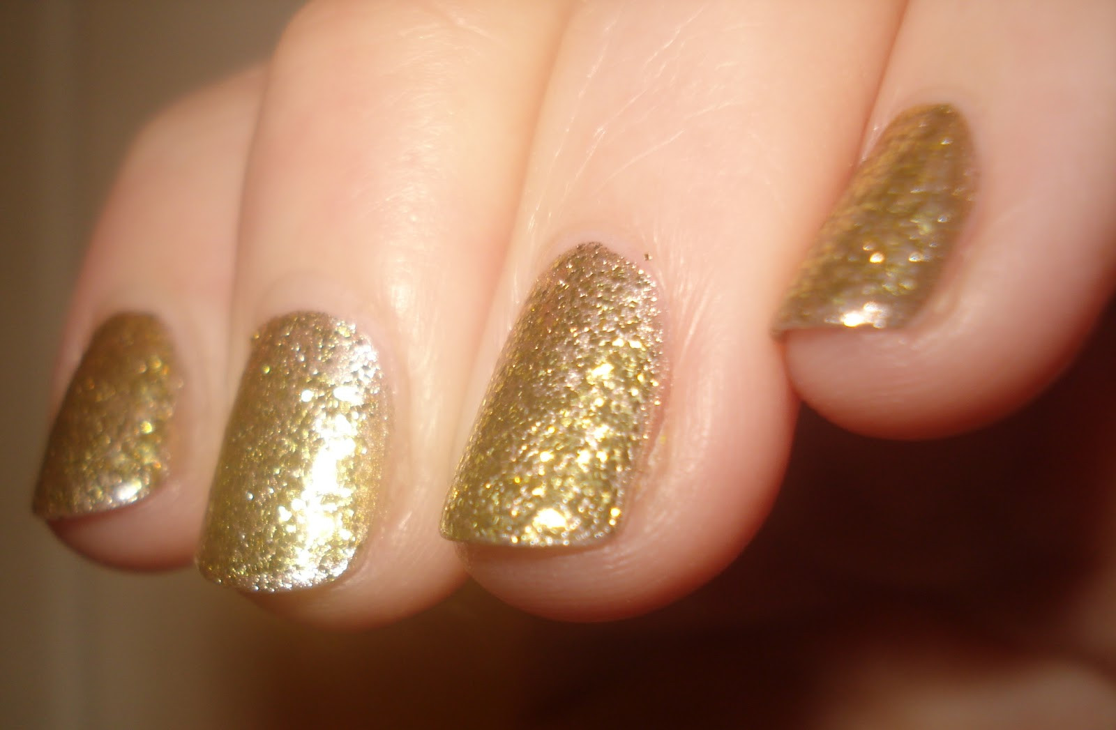 Glitter Gold Nails
 blossomedbeauty