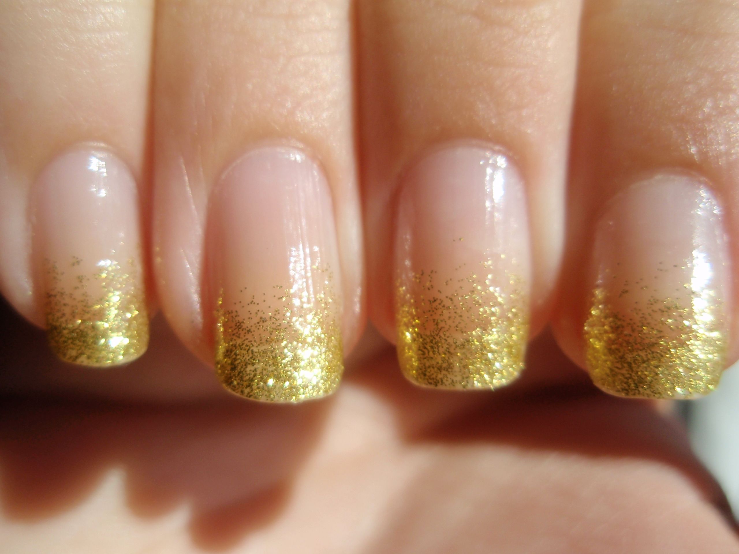 Gold Glitter Tips Nails
 40 Beautiful Gold Glitter Nails Designs